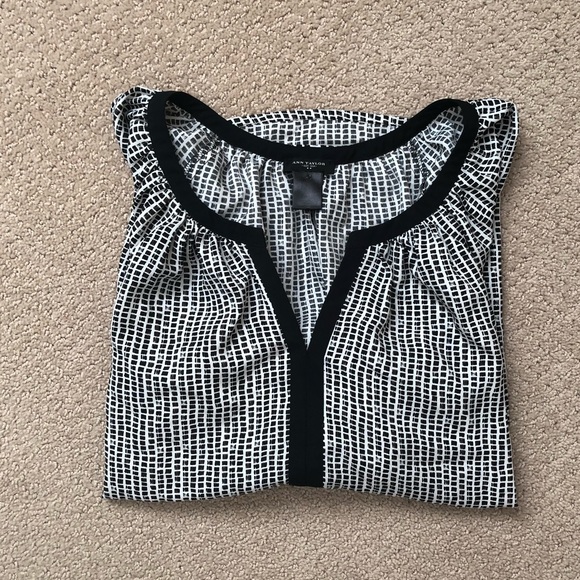 Black and white patterned blouse - Picture 3 of 3